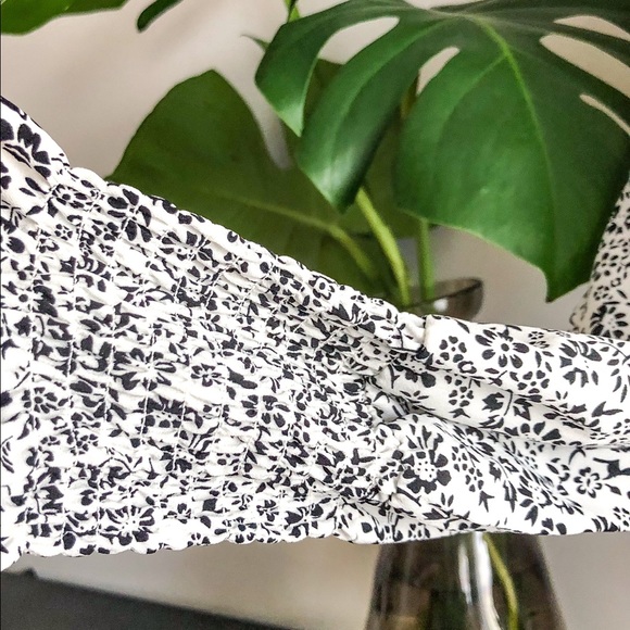 SZ S NWOT Wildflower Motif Mock Neck Blouse! - Picture 2 of 9